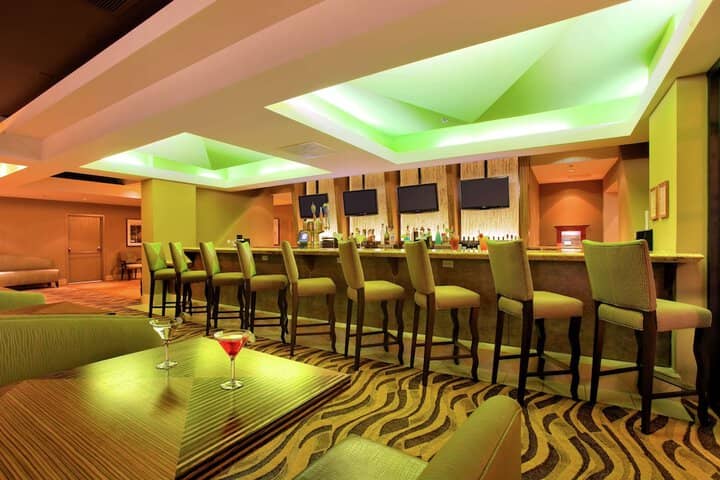 Lounge 31 of 49